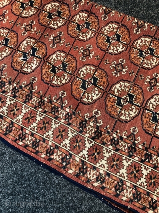 Antique Turkmen Tekke rug with rare white star border, size: ca. 170x135cm / 5'6''ft by 4'5''ft, age: 19th century.              