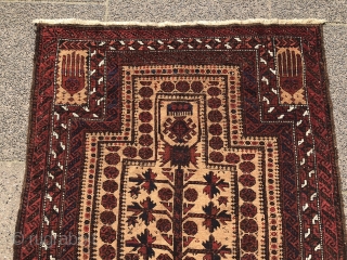 Very nice antique Baluch prayer rug with stylized hands, size: 142x90cm / 4'6''ft x 3ft                  