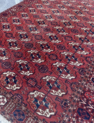 Antique Turkmen Tekke Main Carpet, Early 19th Century
Dimensions: 280 x 230 cm (approx. 9'2" x 7'6")
Age: Circa 1820 (approx. 200 years old)
Origin: Central Asia / Turkmenistan
A highly collectible antique Tekke main carpet  ...