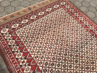 Rare antique white ground Ersari main carpet with star and lattice design. Late 19th century. Origin: North-Afghanistan. Size: ca 280x190cm / 9'2'' x 6'3''ft with kilims.
       