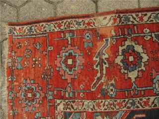 Decorative antique Persian Serapi Heriz. 19th century. Size: ca 370x295cm / 12'2'' x 9'7''                   