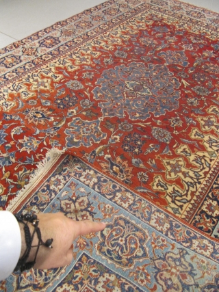 q) Isphahan Persian rug, 20th century, perfect condition
size: 215 X 140  /  7' X 4'                
