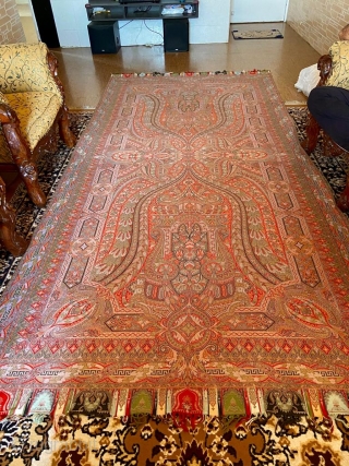 Beautiful French chinoiserie shawl 1850-1900 era in excellent condition. Large castle below the centre.Very light in weight . Signed  by the artist J C on the border . 
It measures 11  ...