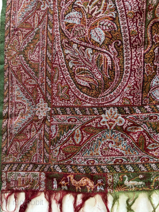 Offering beautiful antique French paisley shawl for sale 
In perfect condition it has human figure along with animal figures at both side of the fringes 
Figures are horse. elephants ,swan. camel   ...