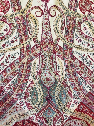 Beautiful antique Kashmir shawl 18th century in very good condition it measures 190 by 190cm
Fine colours.                 