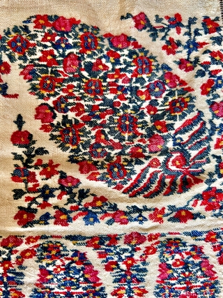 Exceptional antique Indian
Kashmir shawl known as Jaipuri 18th century it's
in stunning condition best thin weaving and very
light weight it measures 320 by 135cm price on request       