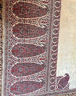 Exceptional antique Indian
Kashmir shawl known as Jaipuri 18th century it's
in stunning condition best thin weaving and very
light weight it measures 320 by 135cm price on request       