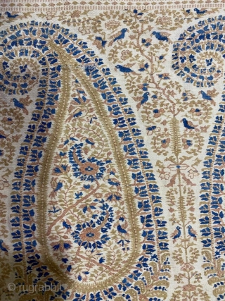 Offering  one of the rear  antique Paisley shawl  which has all over birds parrots and pigeons it’s in absolute stunning condition  dated 1850 century it measures 10 feet’s  ...