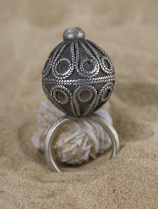 Old Berber pure silver, hand made,  balloon ring from South Morocco, Tata.

size: ring diameter: 1,8 cm 

ballon height: 2,5 cm

weight gr. 50 - 

 - Shipping by recorded mail is including  ...