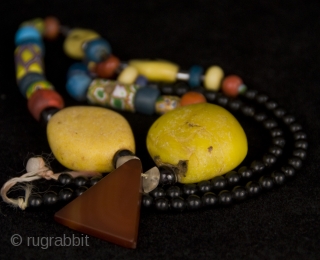 Old Millefiori, Venice mixed, Gablonz, Bohemia, yellow Kiffa glass beads, from Mauritania. Adrar region.

size: 

lenght: 33 cm

diameter of beads: 0,5 cm-3,0 cm           