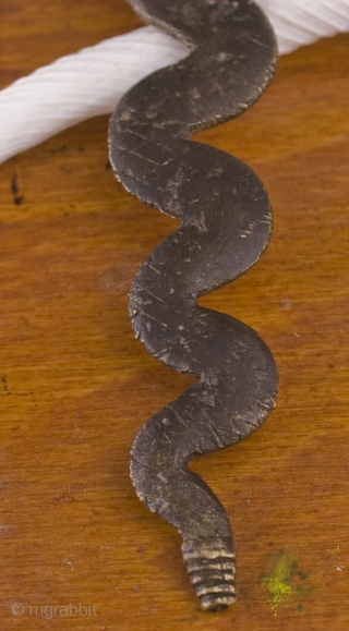 Ancien rituel Gan, serpent associès au culte de Ken-morro Hèrikèré.
Bronze, réalisé avec la technique de la cire perdue, patine sombre. 15 cm, Burkina Faso - 
 - Shipping by recorded mail is  ...