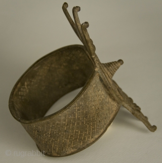Old  Guin Gan Torfan Suwan Debira big cerimonial bronze harmband with 6 snake heads used as currency, handmade by lost wax technic. From Burkina Faso

SIZE: 4 cm x 14 cm 

diameter  ...