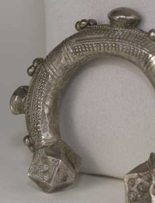 Antique heavy Elkiss silver bracelet with wonderful robust finials, etched and applied decorations. About 1950. From Sahara

 

Size: Diameter Inner 5.3cm, outer 8.1cm          