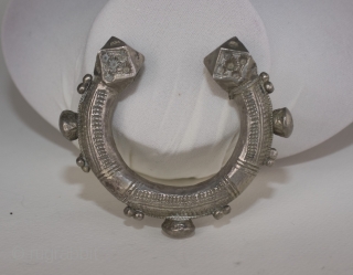 Antique heavy Elkiss silver bracelet with wonderful robust finials, etched and applied decorations. About 1950. From Sahara

 

Size: Diameter Inner 5.3cm, outer 8.1cm          