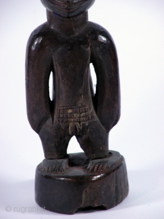 IBEDJ TWIN FIGURE YORUBA

Joruba Wooden twin figure, very old, excellent  patina. Base was  broken off and quite primitively reparated. From Nigeria

26 cm         