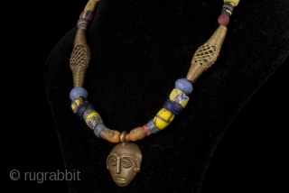 Old Venice, excavated Djenne, blue Nile trade beads and Baoulè bronze lost wax mask charm (Ivory Coast)

size : 

lenght:  42 cm 

diameter of beads: 0,5 - 1,5 cm

amulet: 3 cm x  ...