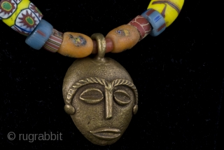 Old Venice, excavated Djenne, blue Nile trade beads and Baoulè bronze lost wax mask charm (Ivory Coast)

size : 

lenght:  42 cm 

diameter of beads: 0,5 - 1,5 cm

amulet: 3 cm x  ...