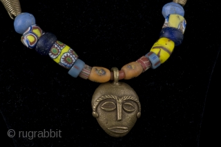 Old Venice, excavated Djenne, blue Nile trade beads and Baoulè bronze lost wax mask charm (Ivory Coast)

size : 

lenght:  42 cm 

diameter of beads: 0,5 - 1,5 cm

amulet: 3 cm x  ...