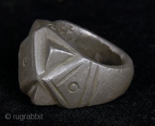 Old  silver marriage ring from Wandara (Mandara) tribe, Mora, North Cameroun  

size:

diameter of ring (inside) 1,8 cm

outside size: 3 cm x 2 cm (top: 2x2)

gr.50      