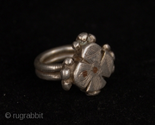 Old  silver ring from Fulani (Peul) tribe, in Djenne, Mali 

size:

diameter of ring (inside) 1,8 cm

outside size: 3 cm x 3 cm (top: 3x2,5)

gr.50        