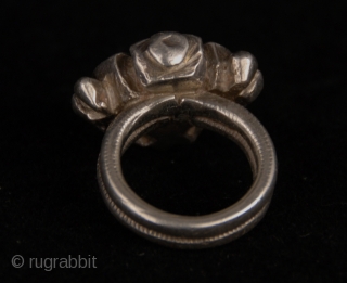 Old  silver ring from Fulani (Peul) tribe, in Djenne, Mali 

size:

diameter of ring (inside) 1,8 cm

outside size: 3 cm x 3 cm (top: 3x2,5)

gr.50        