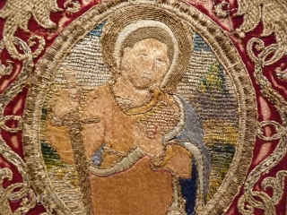 End of 15th century or beginning 16th century Spanish silk velvet 
“orifrés”.

La casulla (casula, planeta) es una vestidura litúrgica, con la que se reviste el sacerdote para la celebración de la misa.  ...