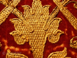 End of 15th century or beginning 16th century Spanish silk velvet 
“orifrés”.

La casulla (casula, planeta) es una vestidura litúrgica, con la que se reviste el sacerdote para la celebración de la misa.  ...