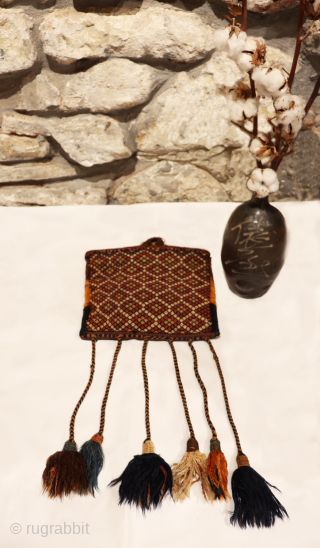 An antique Qashqai bag. The pompoms are original to the bag and are in good condition. You can buy this rug directly from our web: 
https://www.nomada.biz/en/producto/antique-qashqai-chanteh-or-bag-iran/
Material: 100% hand-spun sheep wool
AT1910243

Size: 30×30 cms

Origin:  ...