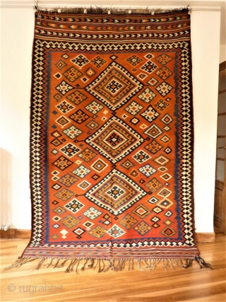 kilim from the beggining of the 20th century in mint condition, including the fringe area. All dyes are natural and for the background of the central field, a terracotta hue has  ...