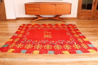 Alpujarran rugs were domestic items generally woven for personal use, a tradition that remained in Southern Spain (the muslims stayed for 800 years in Spain and left a strong cultural and social  ...