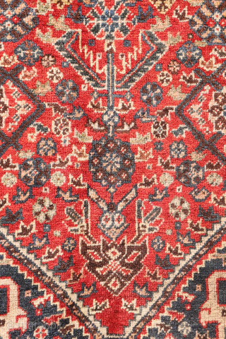 This antique Qashqai rug from Iran truly ticks all the boxes: it is in mint condition, with a full pile, exceptionally soft wool, and a highly intricate design. This level of detail ...