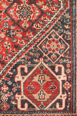 This antique Qashqai rug from Iran truly ticks all the boxes: it is in mint condition, with a full pile, exceptionally soft wool, and a highly intricate design. This level of detail ...