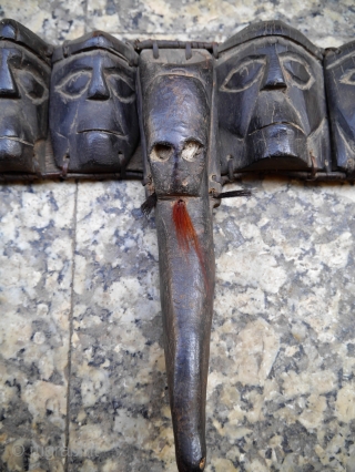 An extremelly rare (and spooky!) Nagaland head hunters belt made with light weight wood, plant fibre and hair. The faces, each one different, are terrifying... A very collectable piece of great ethnographic  ...