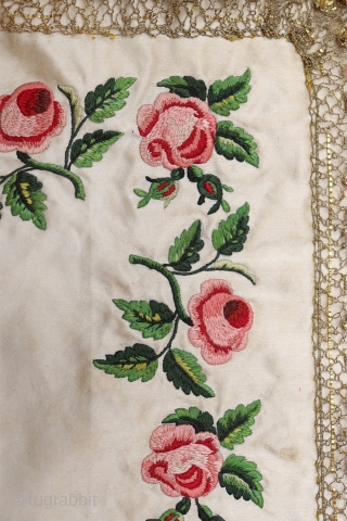 This Spanish pall ("palia"in Spanish) or chalice cover from the 1800s  is embroidered with floral motifs on a fine silk fabric. In perfect state of conservation.A pall is the square piece  ...