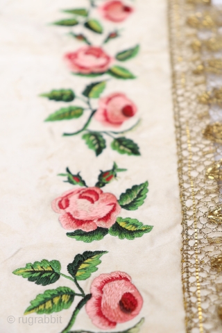 This Spanish pall ("palia"in Spanish) or chalice cover from the 1800s  is embroidered with floral motifs on a fine silk fabric. In perfect state of conservation.A pall is the square piece  ...