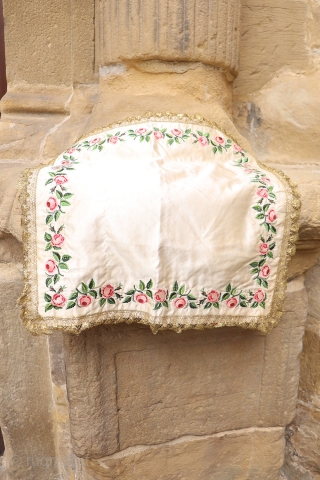 This Spanish pall ("palia"in Spanish) or chalice cover from the 1800s  is embroidered with floral motifs on a fine silk fabric. In perfect state of conservation.A pall is the square piece  ...