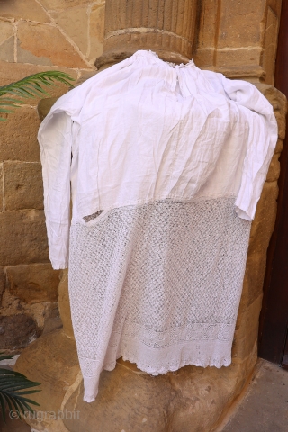 The "Alba" (literally “sunrise” in Spanish) is a long white linen or cotton garment that is used in Christian rites by the priest, the deacon and the other ministers of the altar  ...