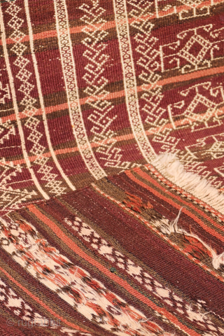An earthy-toned (slightly aubergine hues) Serkhat Baluch Shaffi kilim with an exceptionally intricate pattern and refined drawing. The complexity of the design is achieved through the weaving of delicate linear motifs — ...