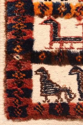Antique Qashqai Chanteh: A Glimpse into Tribal Life
Large and truly authentic chanteh, or tribal bag, a piece that feels untouched by commercial circuits. Woven with a white cotton warp and weft, it’s  ...