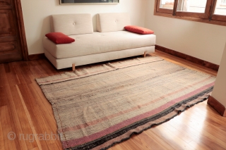 Palas are a type of kilim woven to be used as a surface to do domestic activities within the nomadic comunity (dry vegetables, make cheese and so on). This original Qashqai vintage  ...