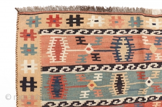 A lovely Qashqai kilim with a great range of natural dyed colours and unusual design and border. (K1910379), 194x152 cms. You can buy it directly from our web: https://nomada.biz/en/producto/antique-qashqai-kilim-from-iran-194x152-cms/    