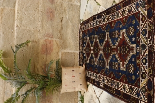 Woven by a woman from the Laberduni Arab tribe of southern Iran. All the dyes are natural, with a spectacular blue and ochre colour. The wool is soft and shiny. In mint  ...