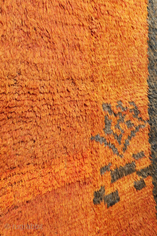 An exceptional Antique Uzbek Julkhyr Rug with Inscription.
This extraordinary antique Uzbek Julkhyr rug stands out immediately due to a rare inscription woven directly into its design. Please also note the asymetry in ...