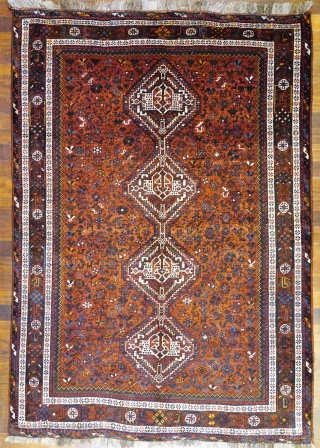 Fantastic rug woven by ethnic Arabs living in the South of Iran. All the dyes are natural, with a very nice turquoise blue. The wool is soft and shinny. The design is  ...