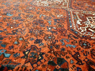 Fantastic rug woven by ethnic Arabs living in the South of Iran. All the dyes are natural, with a very nice turquoise blue. The wool is soft and shinny. The design is  ...