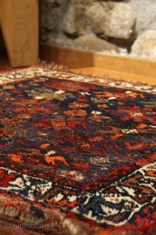 Looking for a present that won´t damage your economy? Look no further! Woven by Arabic tribes of Southern Iran with supersoft wool, all natural dyes and a nice design, this rug is  ...