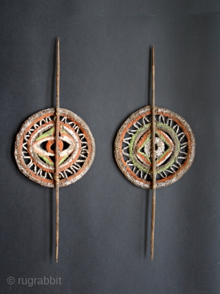 Set of 2 yam decorations cod. 0530. Woven cane, natural pigments. Abelam people. East Sepik area. Circa 1960's. Very good condition. Diam. cm. 20 (8") each. This pair of woven cane circular  ...