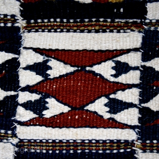 Ceremonial blanket's "Arkilla jeengo " fragment cod. 0346. Wool cotton and natural dyes. Fulani people. Mali. Second quarter 20th. century. Very good condition. Cm. 91 x 95 (3' x 3'2"). Ex Galerie  ...