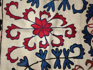 Kirghiz Oyna Alta cod. 0302. Silk embroidery on cotton. Early 20th. century. Dimension cm. 82 x 91 (32" x 36").             