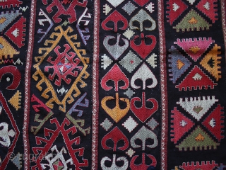 Embroidered panel cod.0855. Wool. Kungrad people. Central Asia. Early 20th. century. Good condition. Size cm. 145 x 168 ( 4'9" x 5'6"). More infos info@lucasguaitzer.it        